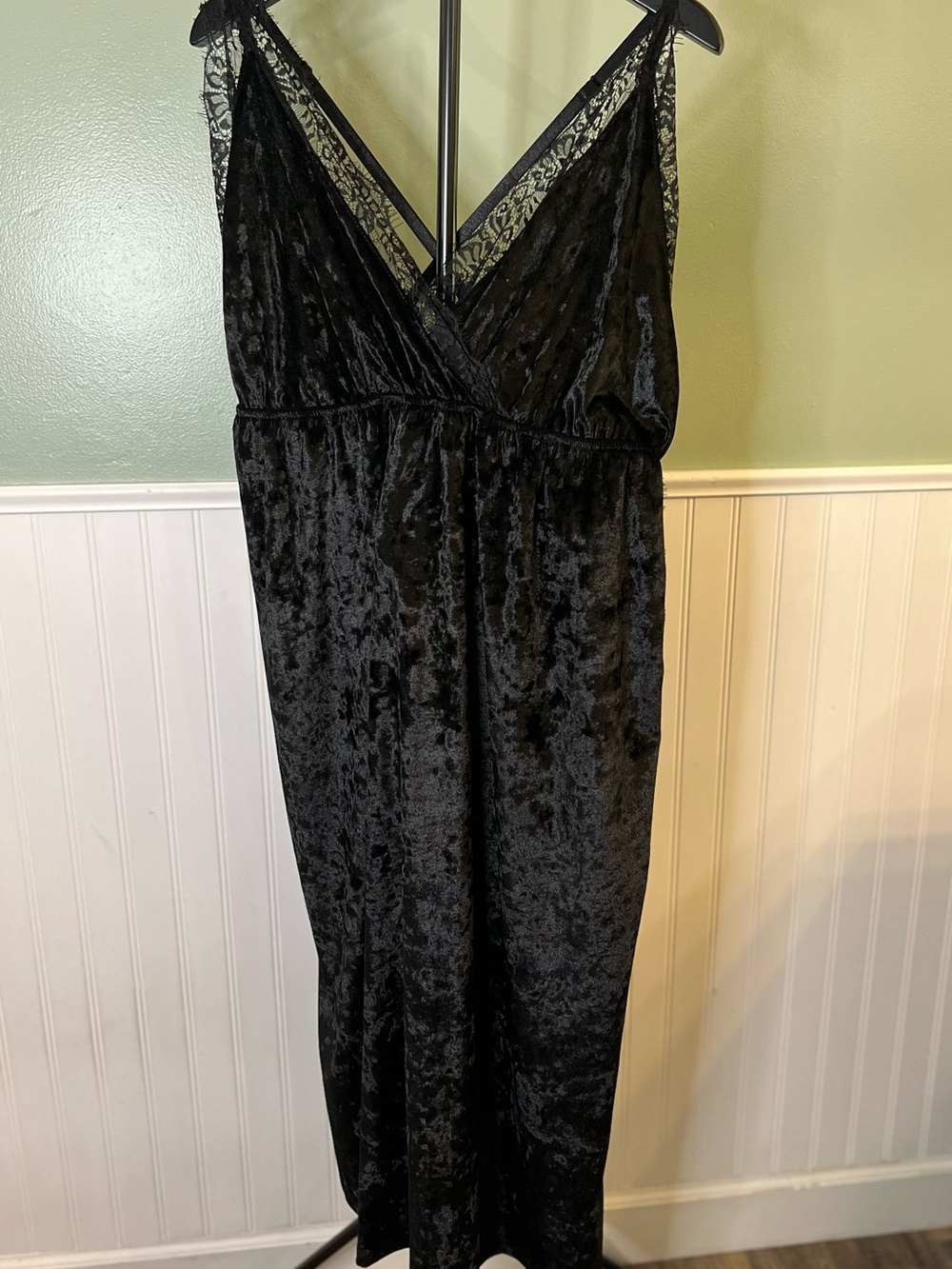 NWT- BloomChic Black Velvet Lace-Trim Slip Gown. Size 18/20